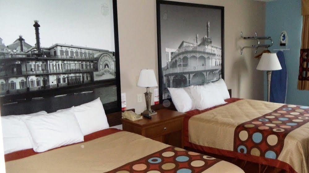 Super 8 By Wyndham Shenandoah Hotell Exteriör bild